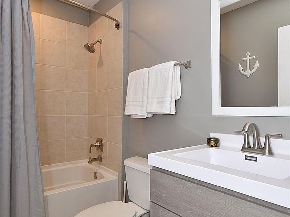 3rd image of 657 W Fulton St Unit 406