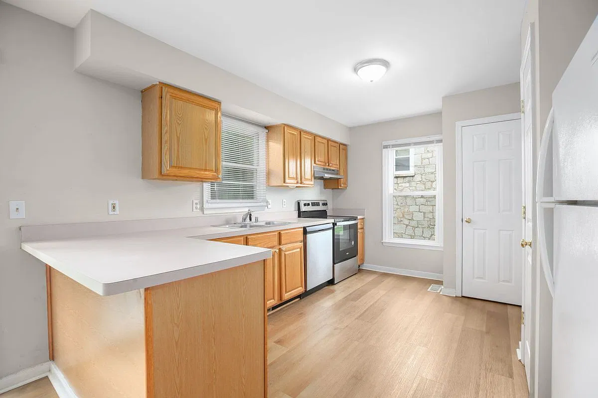 3 bed, 2.5 bath, 1300 sqft, $2,650 — Photo 3