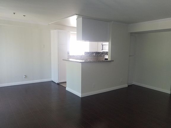 5th image of 11162 Camarillo St APT 104
