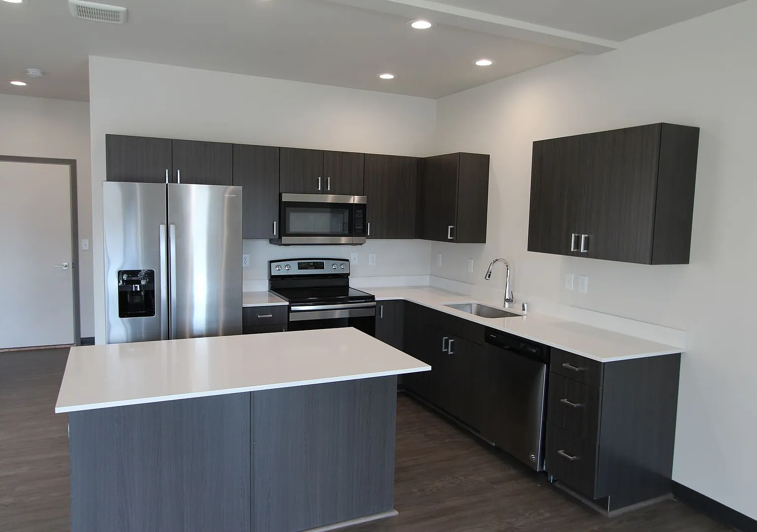 Modern design 3-bed, 2.5-bath duplex available August 10th!! — Photo 1