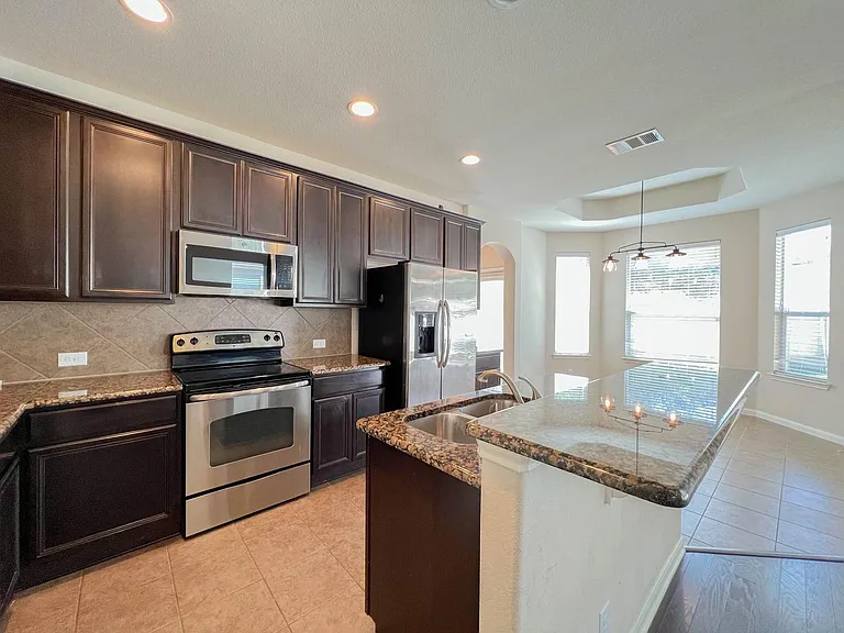 921 Heritage Springs Trl — Photo 10