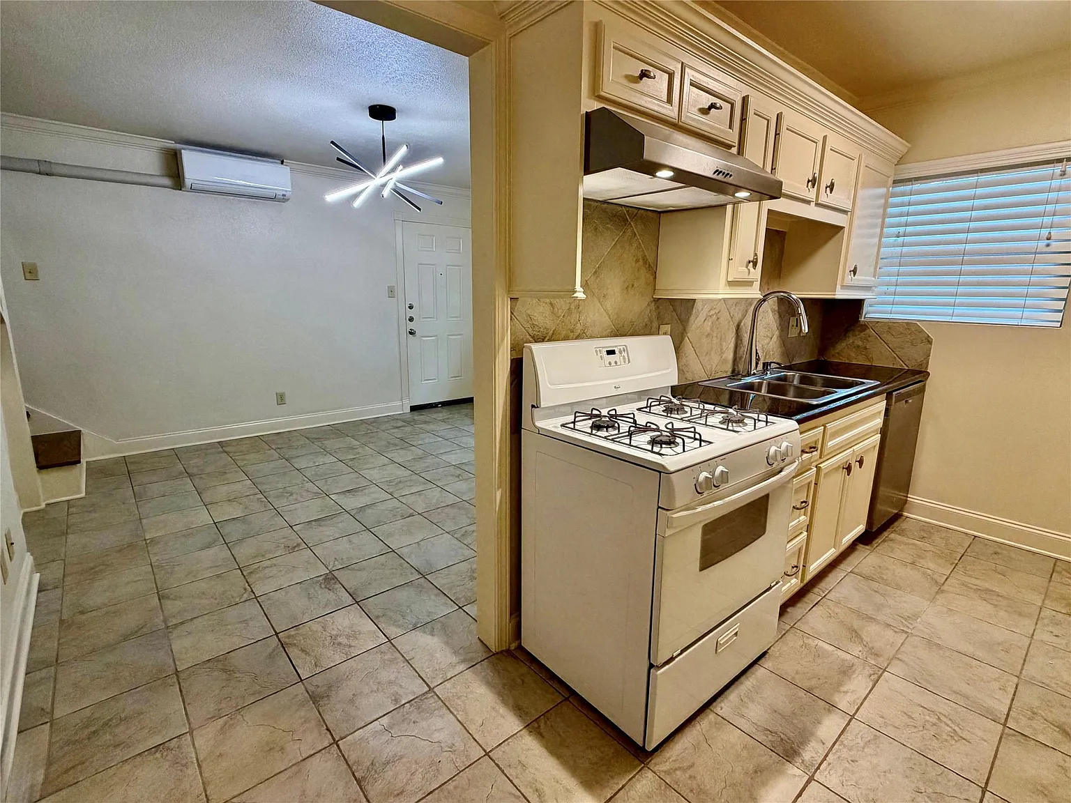 1 bed, 1.0 bath, 722 sqft, $1,000 — Photo 4