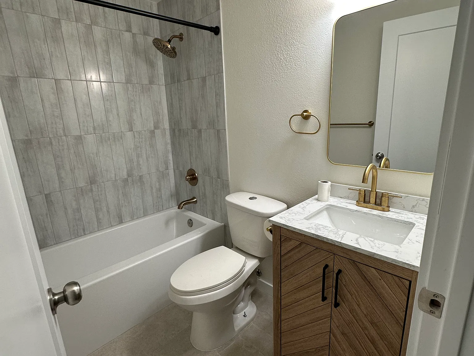 3 bed, 1200 sqft, $2,500 — Photo 3