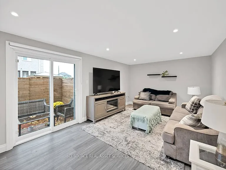 493 Queen Victoria Dr #B — Photo 8