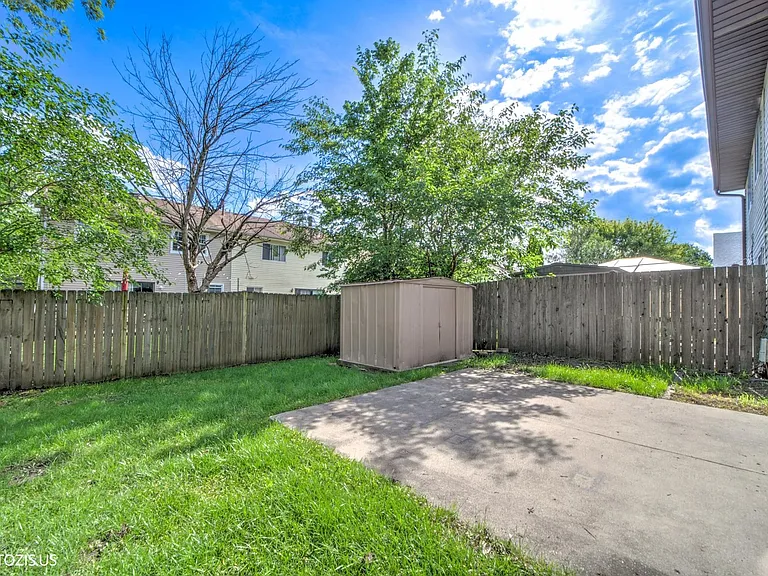 1405 Merrimac Ln N — Photo 36