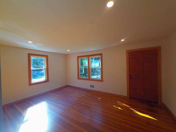 3rd image of 86 Hooker St