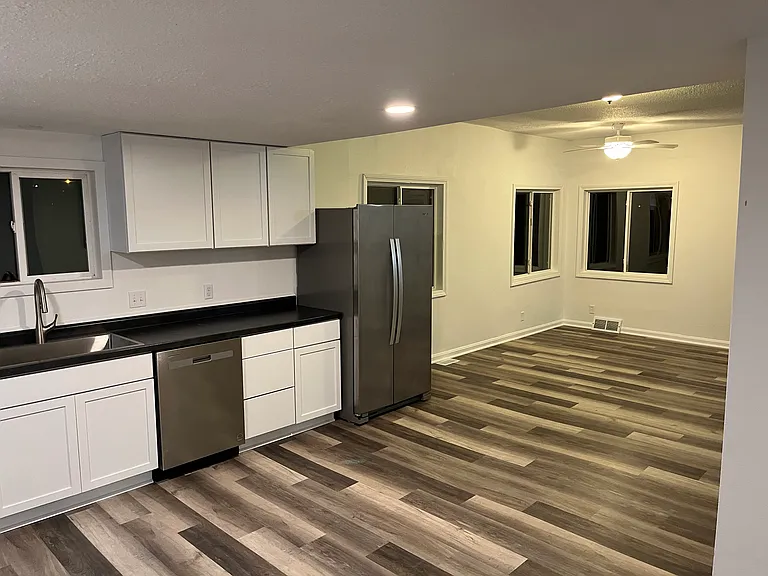 121 N Maple St — Photo 1