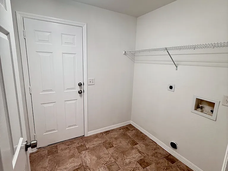 1241 Ermine St E — Photo 17