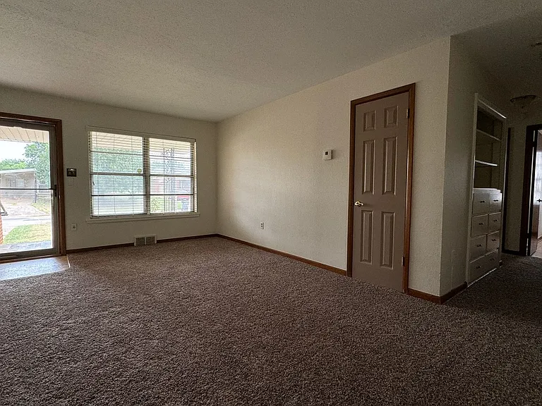 4512 NW Cheyenne Ave — Photo 3