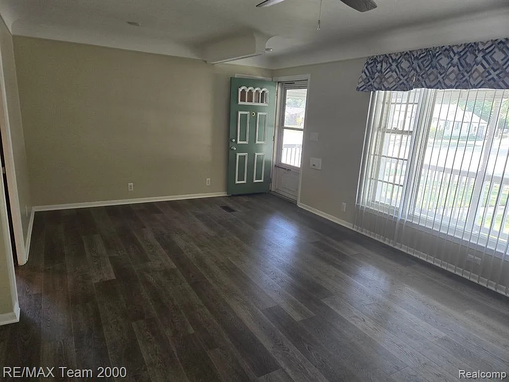 3 bed, 1.0 bath, 2015 sqft, $1,600 — Photo 4