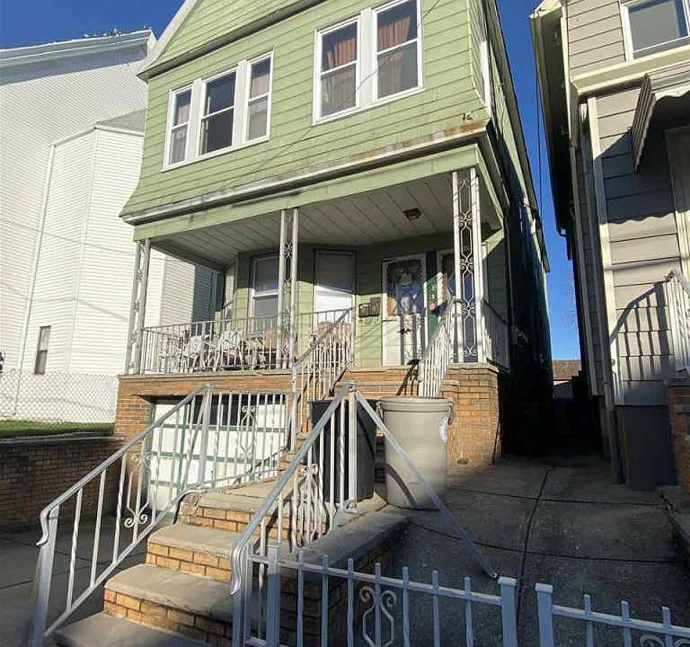 2nd image of 33 E 4th St