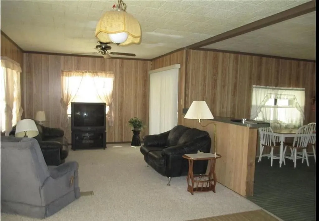 455 S Thompson Ave — Photo 3
