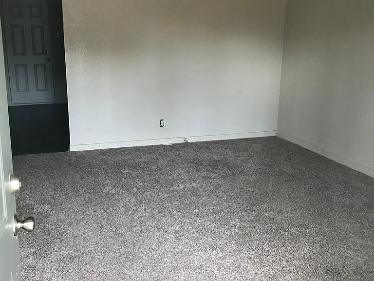 1009 Raney St — Photo 8