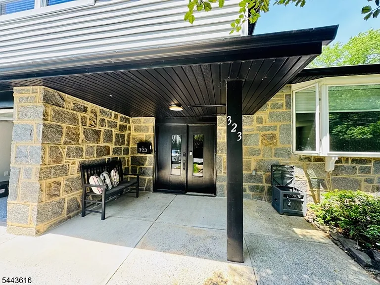 323 Parry Rd — Photo 3