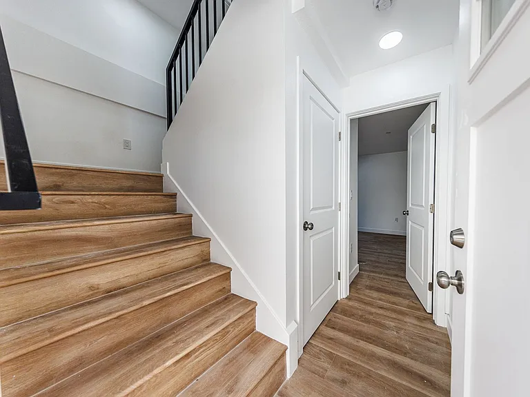 Huge 2, 3 & 4 Bed 2026 Townhomes — Photo 9