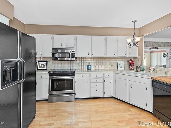 5th image of 1348 Morewood Dr SE