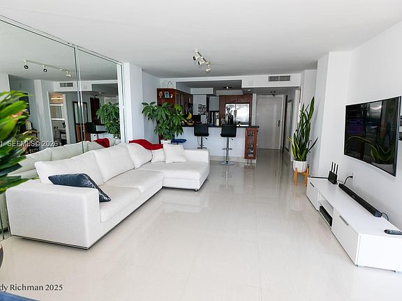 4th image of 600 NE 36th St APT 1820