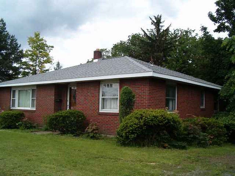 2nd image of 635 VANDENBURG Avenue