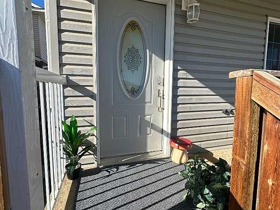 3rd image of 367 16th St E