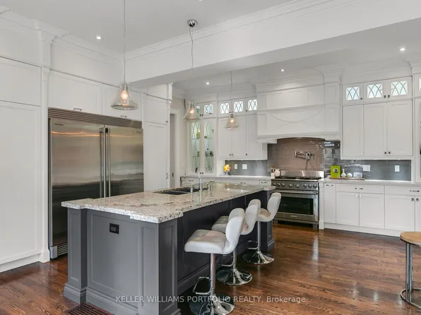 92 Pinetree Way, Mississauga, ON L5G 2R1