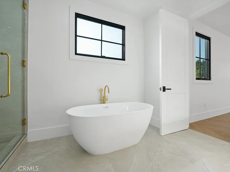 4539 Longridge Ave — Photo 18