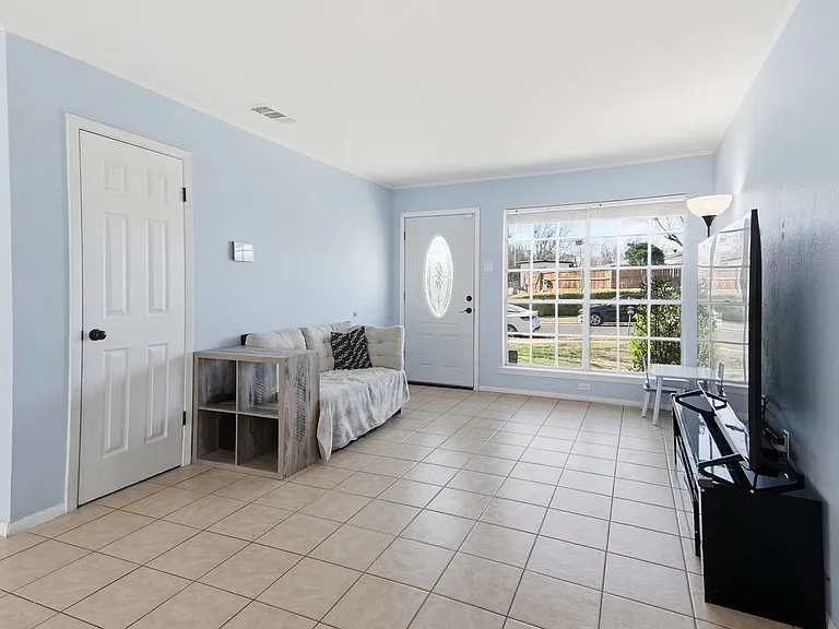 1403 Little St — Photo 6