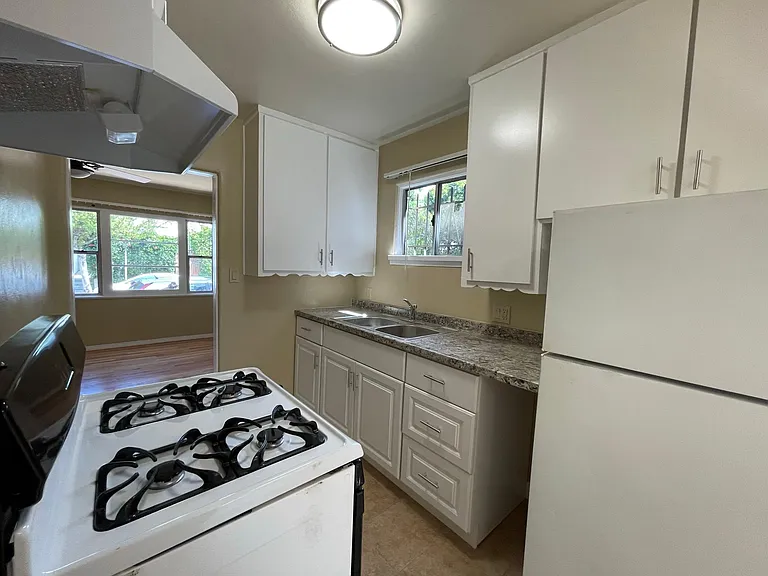 736 Marine St — Photo 8