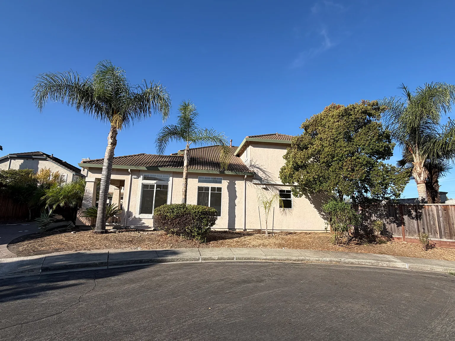 4 bed, 2000 sqft, $4,950 — Photo 1