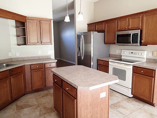 4th image of 1921 Iris Ln