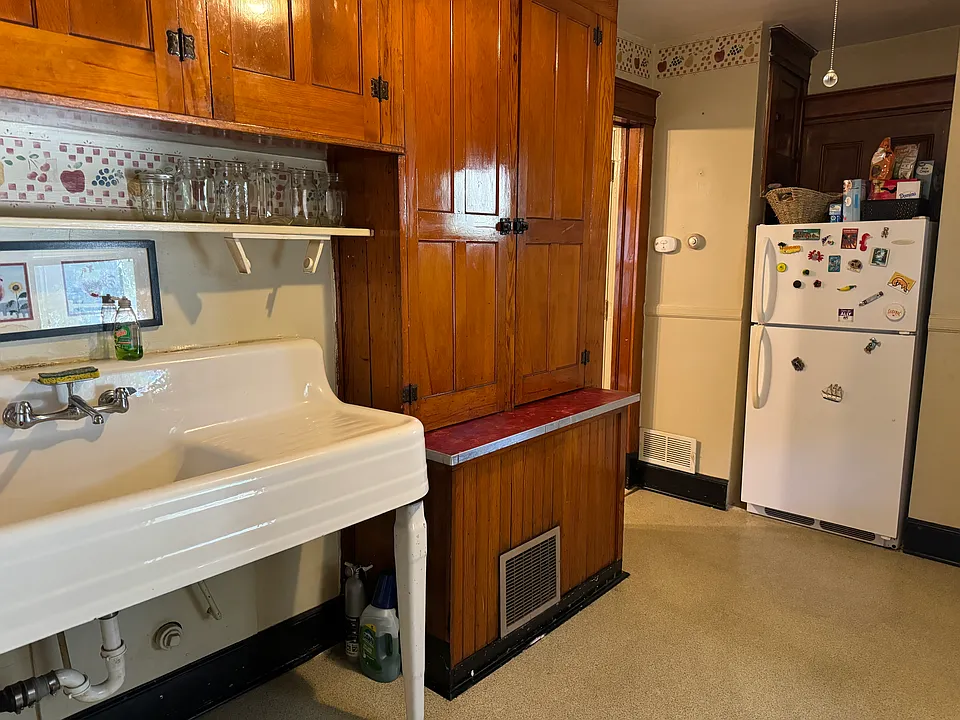 14 Seminary Ave #2