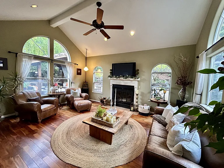 Oakwood Cir — Photo 9