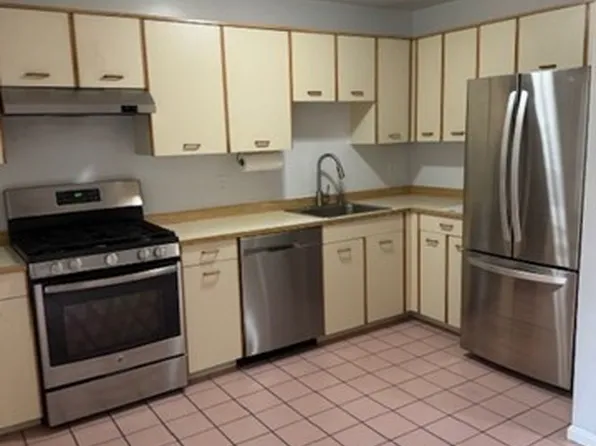 95 Tennis Plaza Rd Unit 24, Dracut, MA 01826