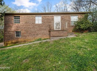586 Randolph Dr, Morristown, TN 37813