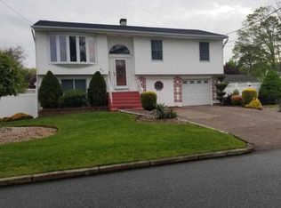 31 Albany St, Deer Park, NY 11729