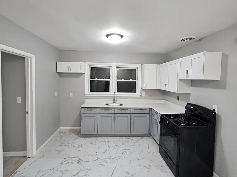 158 3rd Ave #2R — Photo 9