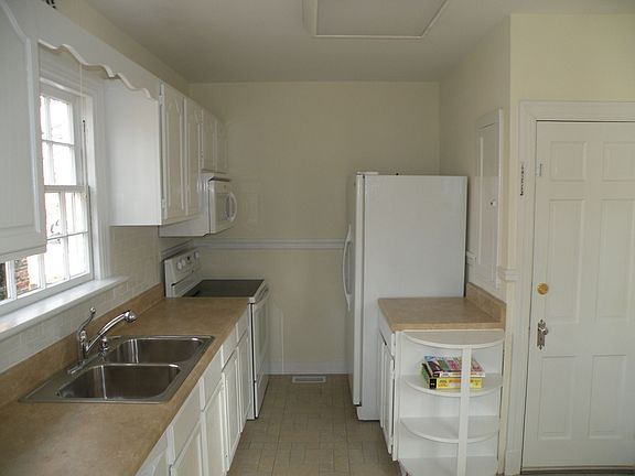 Kitchen has a breakfast room not seen here!