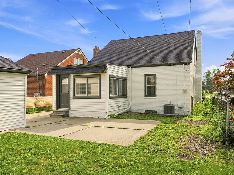427 N Waverly St — Photo 2
