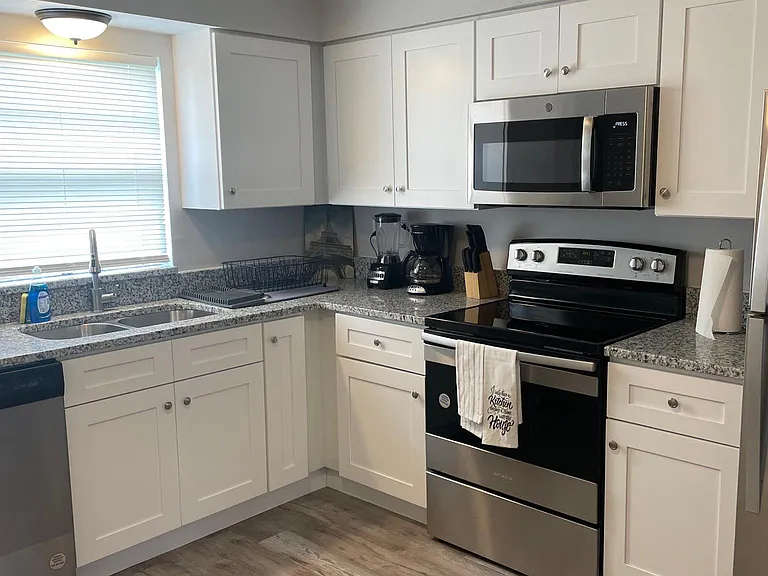 821 Locust Ave — Photo 2