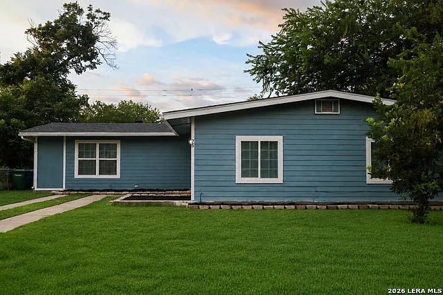 3 bed, 2.0 bath, 1455 sqft, $1,700 — Photo 2