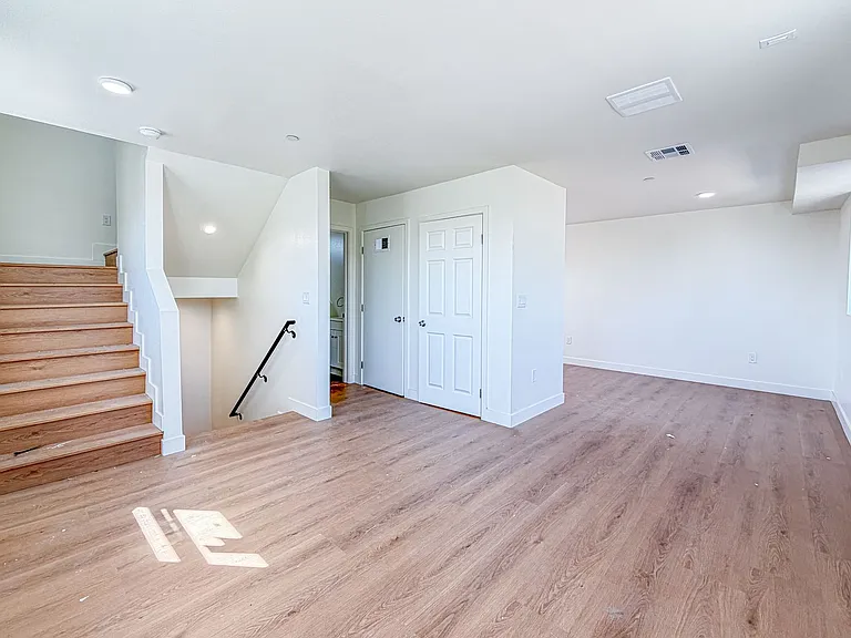 423 E 31st St — Photo 58
