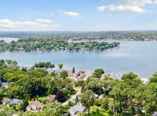 2915 Greenbrooke Ln, West Bloomfield, MI 48324