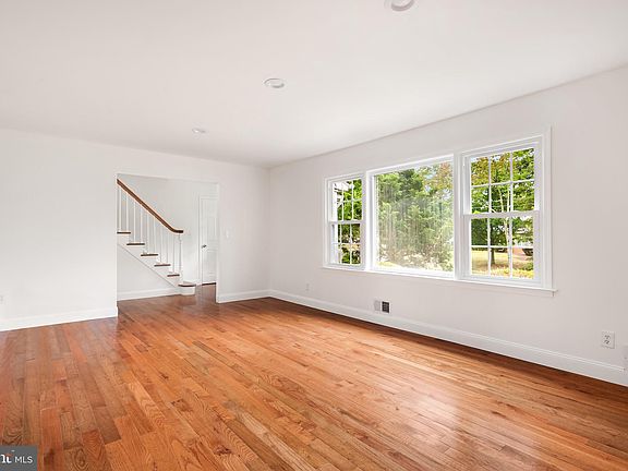3rd image of 16 Dunbar Dr
