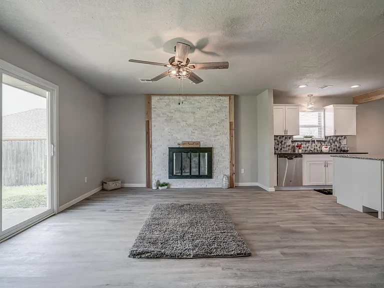 605 Saint James Pl — Photo 17