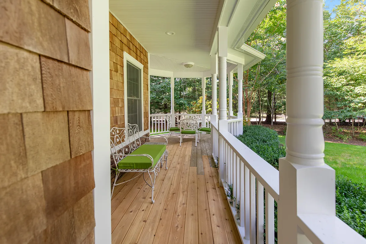 Building Photo - 18 E Woods Path