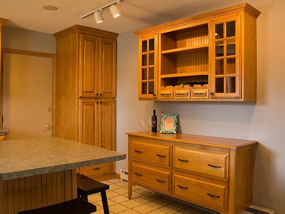 Built in snack and beverage bar is great for when you are entertaining!