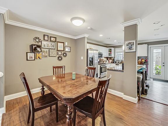 4th image of 1151 W Roscoe St #1151
