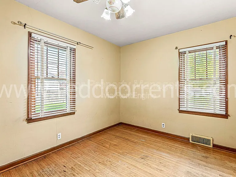 328 N Post Rd — Photo 10