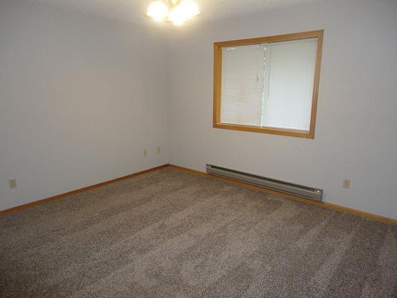 4th image of 1082 5th St SE