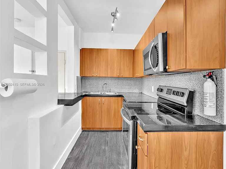934 Michigan Ave #305 — Photo 8