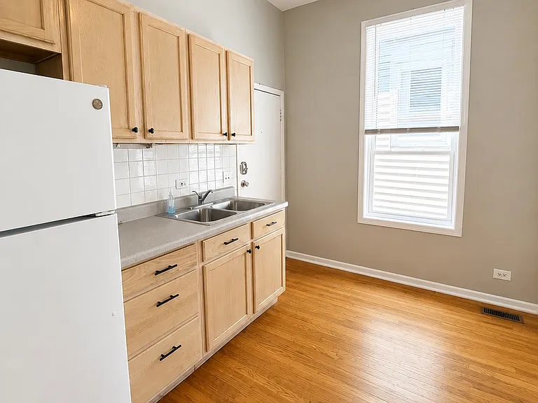2028 W Armitage Ave #2R — Photo 3